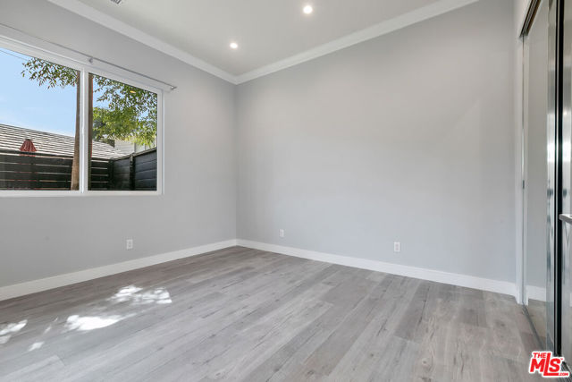 21037 Costanso St, Woodland Hills CA: https://media.crmls.org/mediaz/6537219d-d33c-4c13-95d2-d702c8b107de.jpg