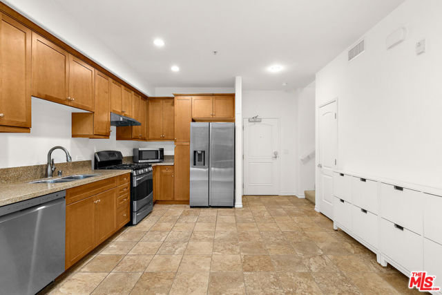 629 Traction Avenue, Los Angeles CA: https://media.crmls.org/mediaz/65375bd6-49e6-4f70-8859-29fd00f5c8bf.jpg