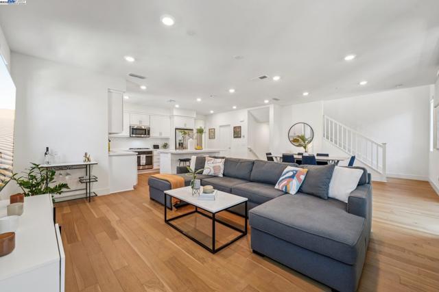 5860 Midnight Place, Dublin CA: https://media.crmls.org/mediaz/6537feb6-2e95-41e4-ac04-26e902adac1d.jpg