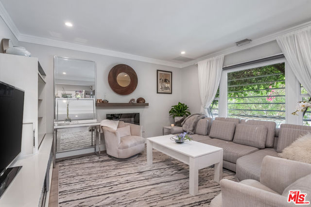 461 N St Andrews Place, Los Angeles CA: https://media.crmls.org/mediaz/65398838-fede-4448-aa99-aa69836e197a.jpg