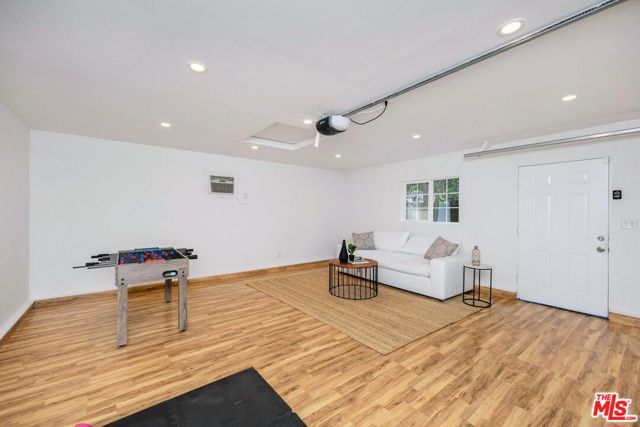 4311 Greenbush Avenue, Sherman Oaks CA: https://media.crmls.org/mediaz/65398de3-072b-47e3-813f-3e511b5e3cae.jpg