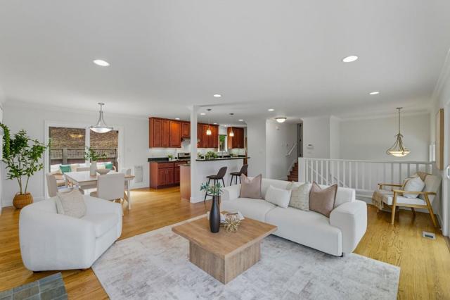 2315 Cheshire Way, Redwood City CA: https://media.crmls.org/mediaz/6539f4af-a849-447b-809c-0e7d541fa38c.jpg
