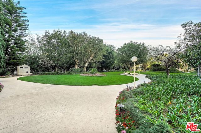 2160 E Century Parkway, Los Angeles CA: https://media.crmls.org/mediaz/653a026f-25ce-454d-bb2c-dd0a47bf5516.jpg
