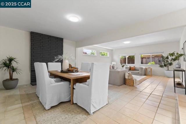 1578 Dianda Dr, Concord CA: https://media.crmls.org/mediaz/653a3959-173a-4a26-9207-ea37f2fcbcc1.jpg