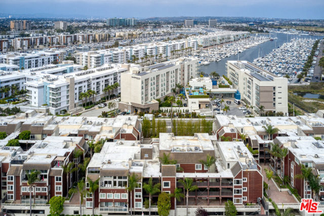 4250 Via Dolce, Marina del Rey CA: https://media.crmls.org/mediaz/653a7de9-3bcc-4ffb-b243-e44ccc7e09f7.jpg