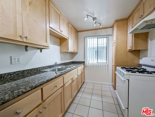 440 Raymond Avenue, Santa Monica CA: https://media.crmls.org/mediaz/653abadf-e35c-40b1-b0d3-9b8b5942c781.jpg