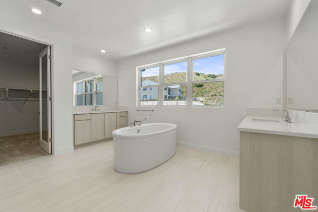 20115 W Galway Lane, Porter Ranch CA: https://media.crmls.org/mediaz/653b0cf3-ff56-43fa-a2d1-208a99e9fad5.jpg