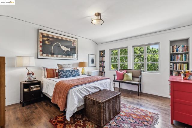 6801 Estates Dr, Oakland CA: https://media.crmls.org/mediaz/653ba779-6da6-4f22-8540-b34b39a8fdc4.jpg