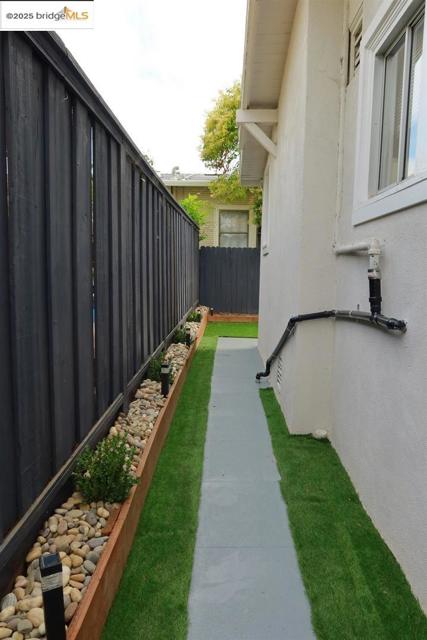 1515 Hampel St, Oakland CA: https://media.crmls.org/mediaz/653c3e3b-877a-47ce-8909-215cefa4045a.jpg