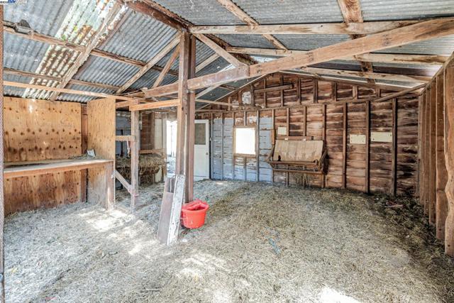 6703 Crow Canyon Rd, Castro Valley CA: https://media.crmls.org/mediaz/653cce82-0c99-4081-9da0-ba9f85d81608.jpg