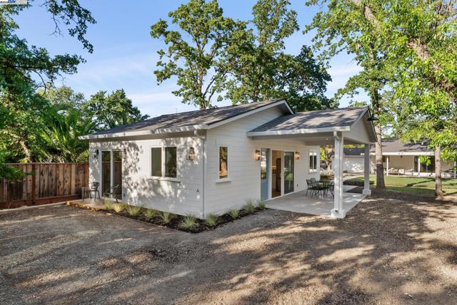 2129 Youngs Ct, Walnut Creek CA: https://media.crmls.org/mediaz/653de3b5-a595-487a-9dbf-da92d06f416d.jpg