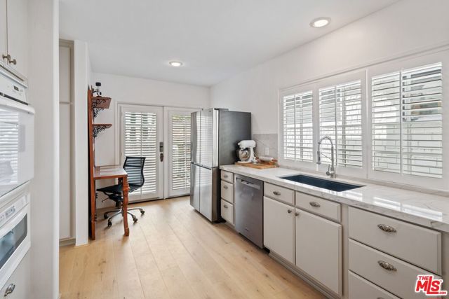 2116 3rd Street, Santa Monica CA: https://media.crmls.org/mediaz/653e2ff2-7427-4ff3-baf0-097748b21e24.jpg