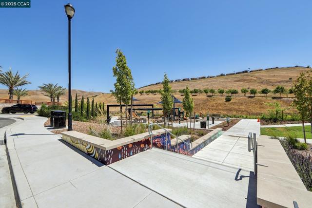 2909 Tulare Hills Dr, Dublin CA: https://media.crmls.org/mediaz/653e55d1-5f05-403e-a300-723d2199fca5.jpg