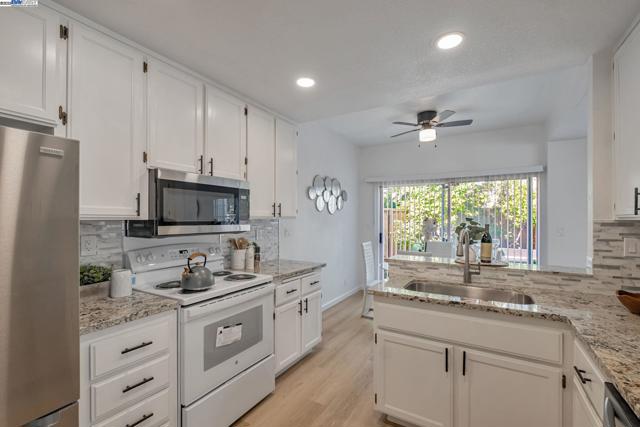 34319 Platinum Ter, Fremont CA: https://media.crmls.org/mediaz/653eb108-d41f-43a3-acec-cdd8e02a9be2.jpg