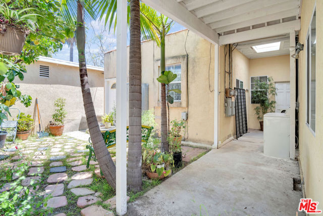 7275 Fountain Avenue, Los Angeles CA: https://media.crmls.org/mediaz/653ec9a1-d56f-4795-8225-066d1c8118c6.jpg