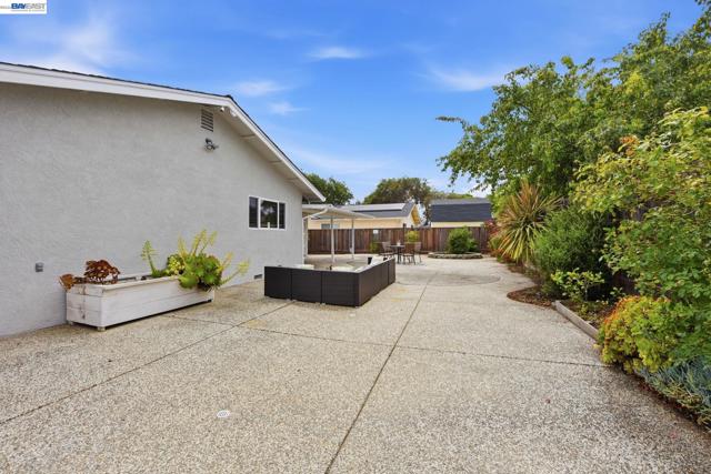 6387 Narcissus Ave, Newark CA: https://media.crmls.org/mediaz/653ef205-88ac-46ec-b423-2069b8a4f1bf.jpg