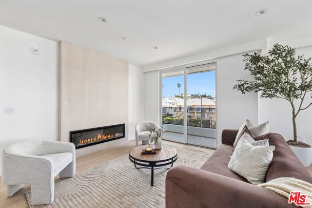 1414 1/2 S Beverly Dr, Los Angeles CA: https://media.crmls.org/mediaz/653f2aaf-507b-4cbf-ae8e-b50e2641406b.jpg