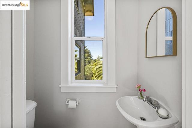 1398 Scenic Ave, Berkeley CA: https://media.crmls.org/mediaz/65408044-864b-4a0f-b6b0-0d6da7fdeef4.jpg