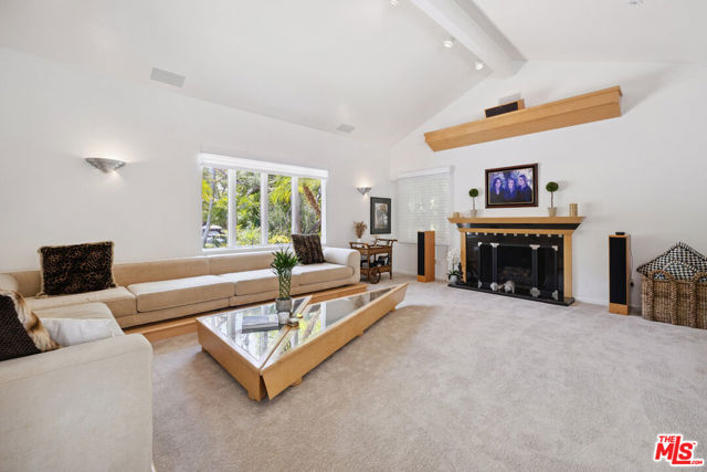 18141 Green Meadow Drive, Encino CA: https://media.crmls.org/mediaz/65412c55-58f9-4b16-a3e4-ba59a7362fe7.jpg