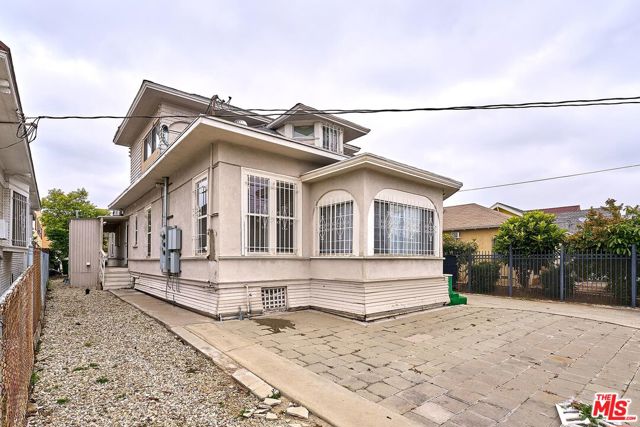 1147 S Mariposa Avenue, Los Angeles CA: https://media.crmls.org/mediaz/6541e575-a6a0-4b55-8b59-ed654abee442.jpg
