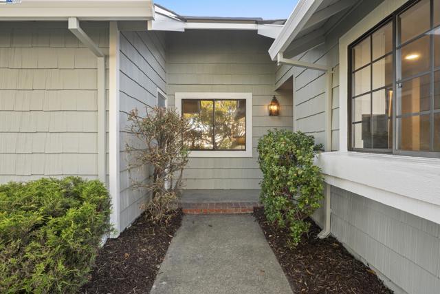 3525 Mcsherry Way, Alameda CA: https://media.crmls.org/mediaz/6542f977-e3a2-4912-a6f5-33d70524d550.jpg