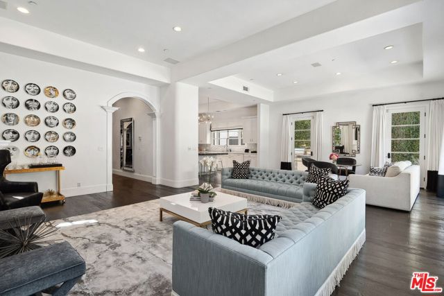1600 Clear View Drive,  CA: https://media.crmls.org/mediaz/654381ef-462b-4ad9-84da-649d8a654fa7.jpg