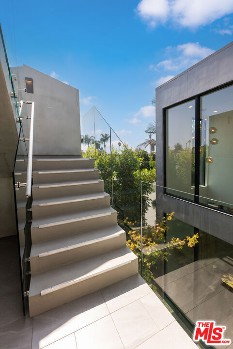 633 N Crescent Heights Boulevard, Los Angeles CA: https://media.crmls.org/mediaz/65442d25-836e-4526-8d38-bc831882352d.jpg