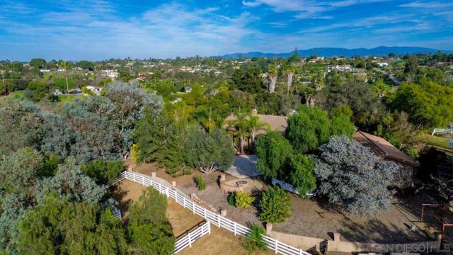 1195 Via Encinos, Fallbrook CA: https://media.crmls.org/mediaz/6545db26-f6db-42f3-ba54-383fb2f1258c.jpg