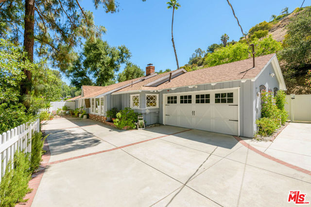 3856 Hayvenhurst Avenue, Encino CA: https://media.crmls.org/mediaz/65463f98-63af-4987-98cb-a6d8a363248d.jpg