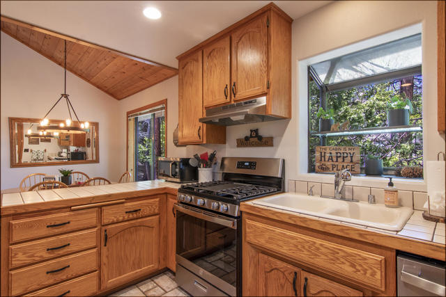24561 Lakeview Drive, Idyllwild CA: https://media.crmls.org/mediaz/654684bb-bed3-47de-afd3-c111f453dc51.jpg