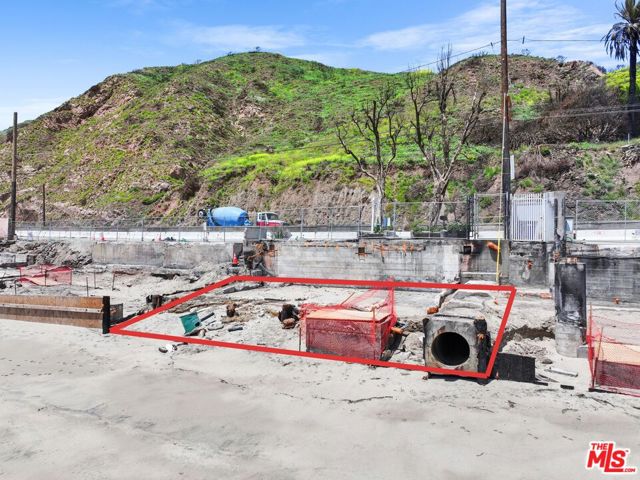 20802 Pacific Coast Highway, Malibu CA: https://media.crmls.org/mediaz/6546b37d-710f-418b-b2c0-46b914d199e2.jpg