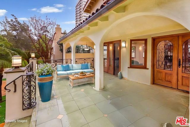 10734 Lindbrook Drive, Los Angeles CA: https://media.crmls.org/mediaz/6546cd90-eb3f-40ef-9809-aed8da704e42.jpg