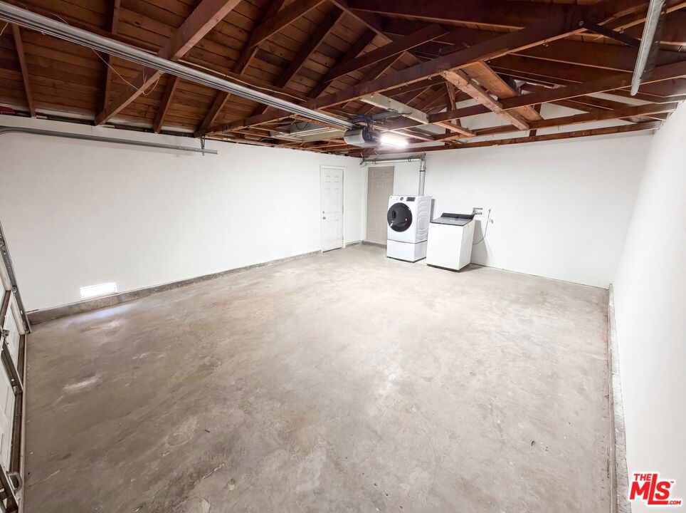 https://media.crmls.org/mediaz/6546f94d-5eb6-4384-952d-f45385510034.jpg?preset=X-Large
