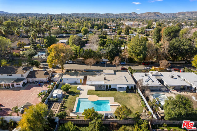 6228 Sale Avenue, Woodland Hills CA: https://media.crmls.org/mediaz/654779d5-78d7-44e2-ab35-b29a62d921a7.jpg