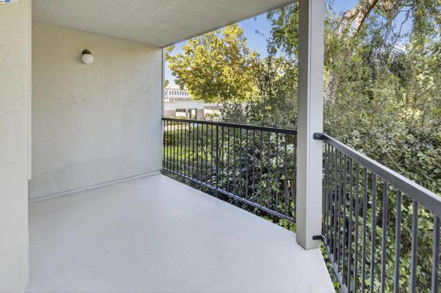 400 Davis St, San Leandro CA: https://media.crmls.org/mediaz/6547c11b-1a2c-470b-b19f-7ee19221fd46.jpg