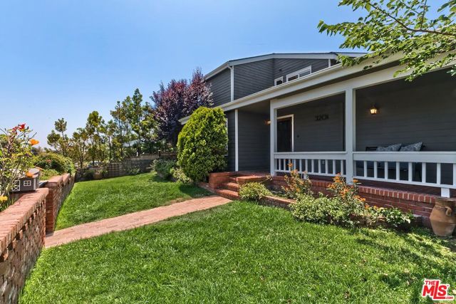 3201 Maplewood Avenue, Los Angeles CA: https://media.crmls.org/mediaz/65480da6-20bc-4f40-b3e3-83fa93d97867.jpg