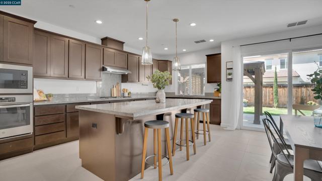 719 Jennifer St, Brentwood CA: https://media.crmls.org/mediaz/65481b17-3177-4836-8965-0a2ac245575a.jpg