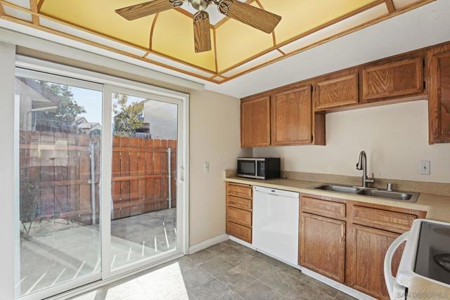 1585 Stone Edge Cir, El Cajon CA: https://media.crmls.org/mediaz/65486525-0832-4d50-abc7-217433df563f.jpg