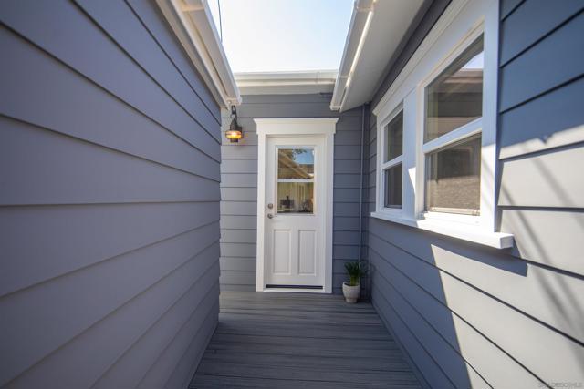 950 Olive Ave, Coronado CA: https://media.crmls.org/mediaz/654869f7-255c-48bd-93b6-28ed9a6df31f.jpg