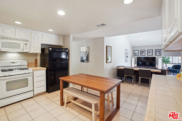 19730 Hatton Street, Winnetka CA: https://media.crmls.org/mediaz/6548f638-a017-4836-b787-c7d669a6d5fa.jpg