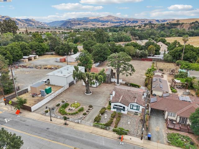 11768 Main St, Sunol CA: https://media.crmls.org/mediaz/65496375-c894-4db7-9e26-1f91c6bf7b91.jpg