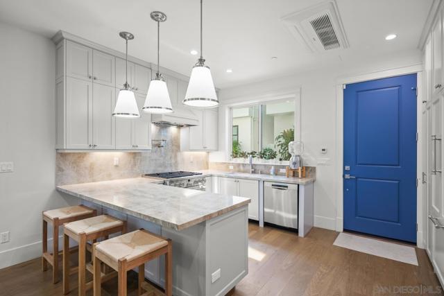 548 G Avenue, Coronado CA: https://media.crmls.org/mediaz/65499e37-a71c-4547-bb63-088546ba3247.jpg