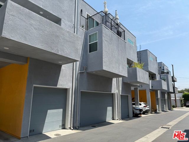 2931 1/2 Denby Avenue, Los Angeles CA: https://media.crmls.org/mediaz/654a7485-8cff-4d91-80cd-9f400a9e283a.jpg