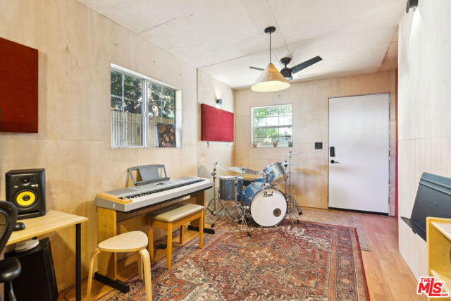 1491 Oak Grove Drive, Los Angeles CA: https://media.crmls.org/mediaz/654b34dd-d3f1-4501-8895-1ec96abb9c0f.jpg