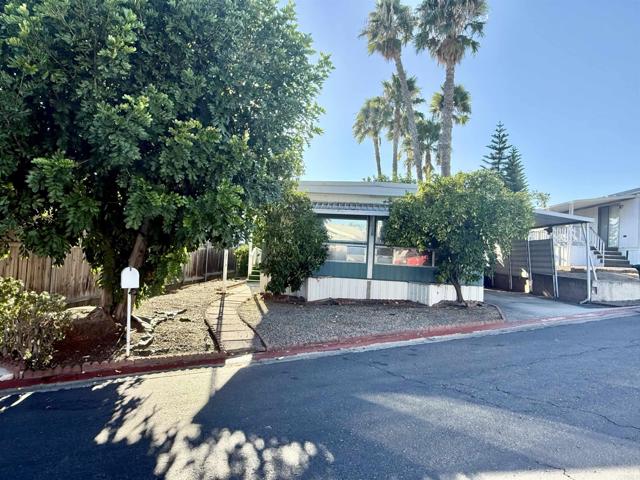 1380 Oak Hill Drive, Escondido CA: https://media.crmls.org/mediaz/654b3c2b-aab1-4c0e-8120-365fbdc93fc5.jpg