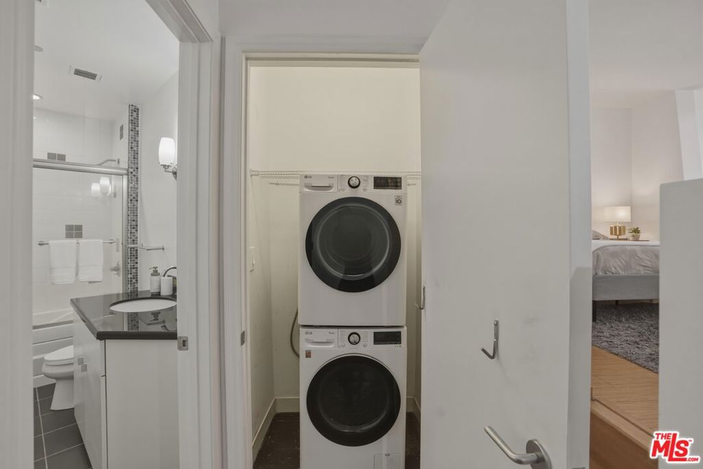 https://media.crmls.org/mediaz/654c2f64-e5d9-4abd-bfc8-4295b1035f8f.jpg?preset=X-Large