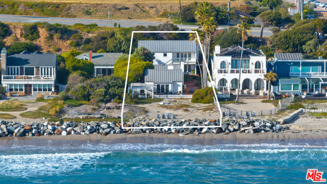 30830 Broad Beach Road, Malibu CA: https://media.crmls.org/mediaz/654c95bb-d73f-4bf2-ae11-e01ae6b26bb4.jpg