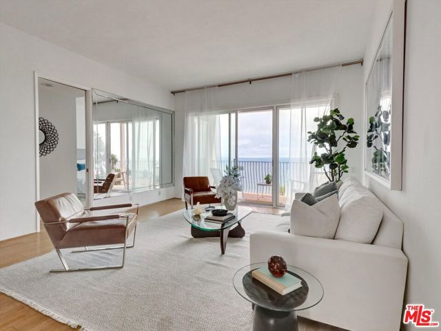 18111 Coastline Drive, Malibu CA: https://media.crmls.org/mediaz/654cdcd5-c0e9-4dce-a333-a827e25efdac.jpg