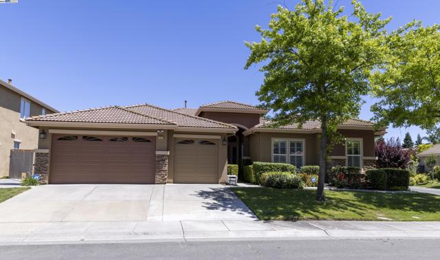 5090 Archcrest Way, Sacramento CA: https://media.crmls.org/mediaz/654f3fd2-e782-447a-8512-ae39931af3a0.jpg