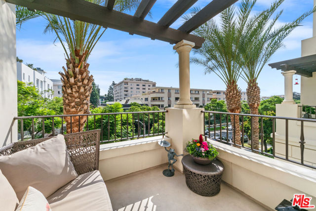443 Palm Drive, Beverly Hills, California 90210, 3 Bedrooms Bedrooms, ,3 BathroomsBathrooms,Condominium,For Sale,Palm,24386509